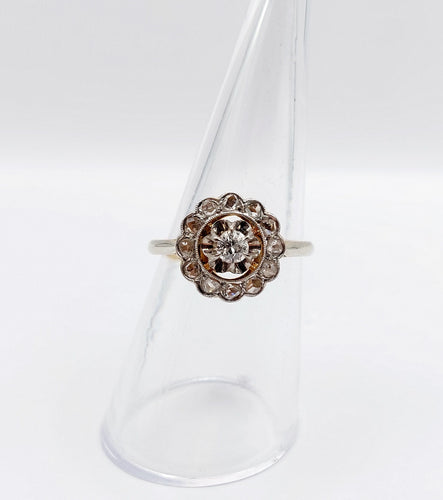 Bague 53.5 Bague marguerite circa 1910 en or 18k, platine et diamants 58 Facettes A06629