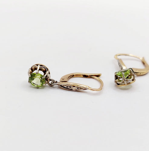 Boucles d'oreilles Dormeuses antique or jaune péridot en serti griffes 58 Facettes A05288