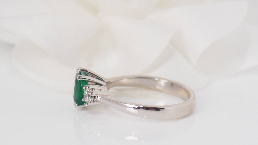 Bague 53 Bague en or blanc, émeraude et diamants 58 Facettes 31386