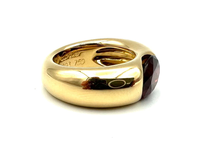 Bague 51 CARTIER. Collection "Ellipse", bague or jaune et grenat 58 Facettes
