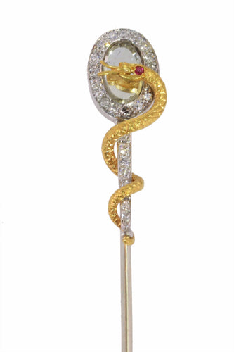 Broche Épingle à bâton d'Esculape : un hommage à la médecine en or et en diamants 58 Facettes 24323-0289
