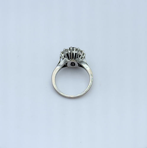 Bague 57 Bague pompadour en or gris, saphir, diamants 58 Facettes