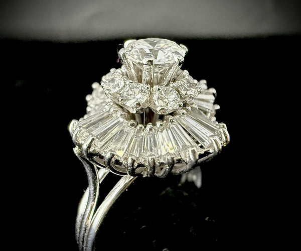 Bague 54 Bague jupe or blanc, diamant de 0,80 carat VS et 4,28 carats d'entourage diamant 58 Facettes