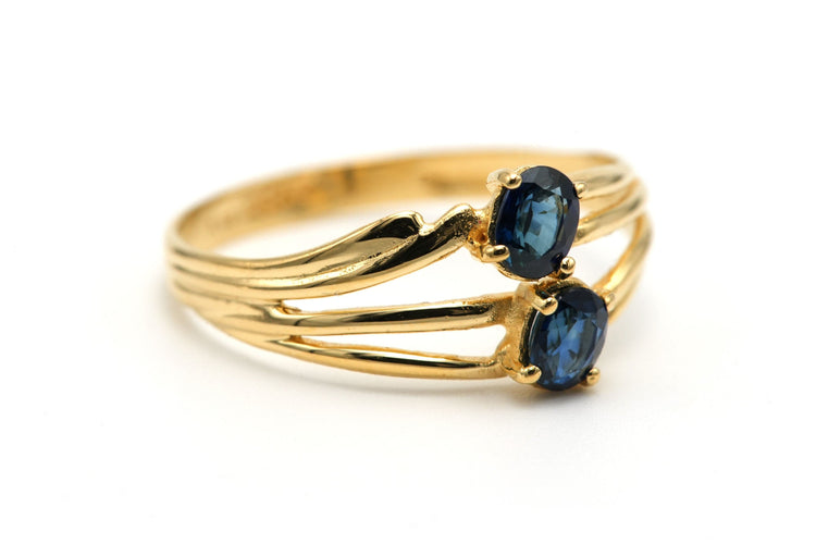Bague 50 Bague contemporaine sertie de saphirs en or jaune 18 carats 58 Facettes 23172