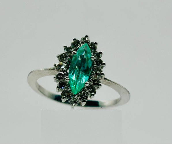 Bague 54 Bague en or blanc avec une émeraude centrale et des diamants 58 Facettes 50272