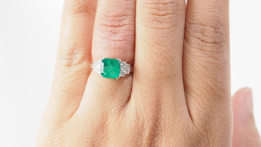 Bague 50 Bague en or blanc, émeraude de Colombie et diamants 58 Facettes 32633