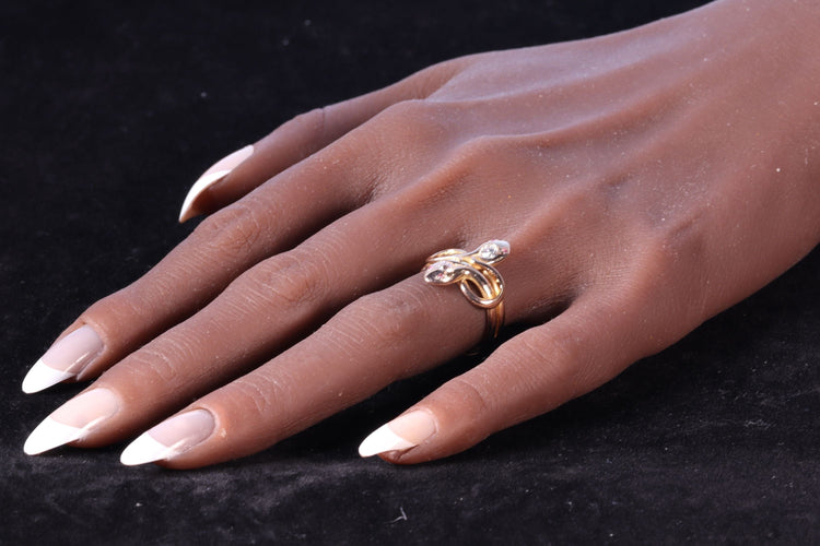 Bague 58 Élégance symbolique : bague antique double serpent avec diamants et rubis 58 Facettes 24278-0102