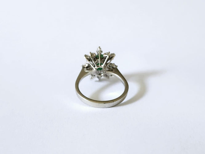 Bague 53 Bague pompadour or blanc, émeraude et diamants 58 Facettes