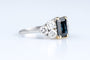 Bague 54 Bague en or blanc, saphir taille émeraude & diamants d’épaules 58 Facettes BG412118-107
