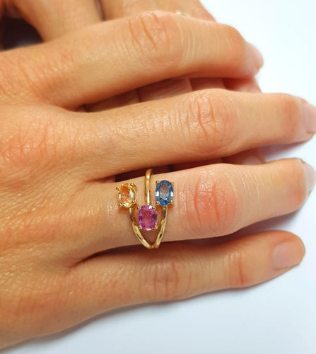 Bague en or jaune avec saphirs fantaisie