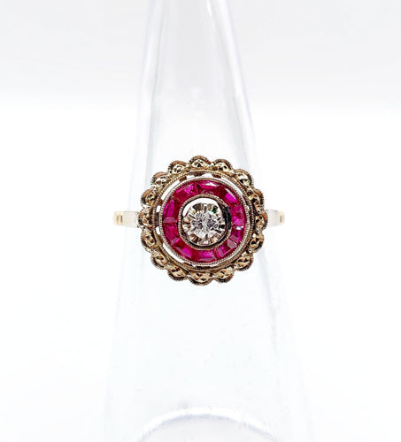 Bague 48 Bague fleur art deco or rose 18k ornée d'un diamant taille brillant entouré de rubis calibrés dans une monture finement travaillée (circa 1920) 58 Facettes A04432