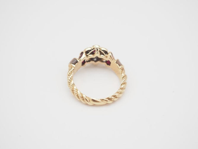Bague 54 Bague or jaune, diamants, rubis et nacre 58 Facettes