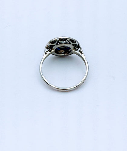 Bague ronde Art Déco en or gris et platine sertie de diamants et saphirs
