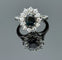 Bague 57 Bague pompadour en or gris, saphir, diamants 58 Facettes