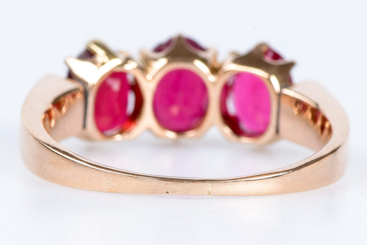 Bague 52 Bague en or rose 18 carats ornée de 3 rubis ovales de 0,66 carats total 58 Facettes BG-RBS-1-101