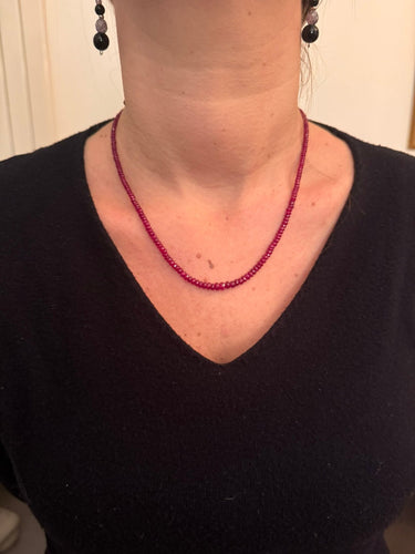 Collier Collier de perles en rubis avec fermoir en argent 58 Facettes