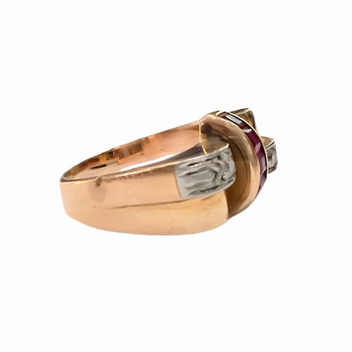 Bague 59 BAGUE CHEVALIER OU BAGUE RÉTRO DES ANNÉES 1940, OR 18 KT AVEC DIAMANTS ET RUBIS 58 Facettes Q306B