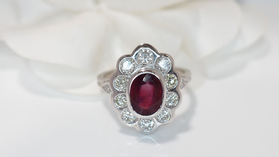 Bague 56 Bague Entourage En Or Blanc, Rubis Et Diamants 58 Facettes F4385