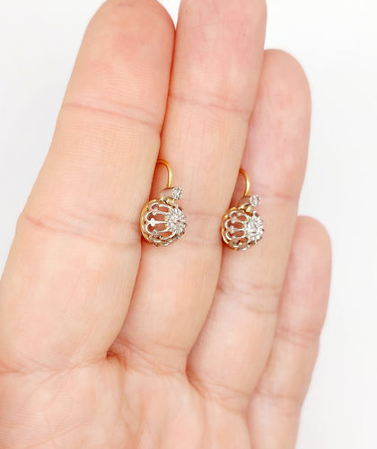 Boucles d'oreilles Dormeuses victorienne or jaune ornée de diamants tailles anciennes en sertis fleur de lys 58 Facettes A04887