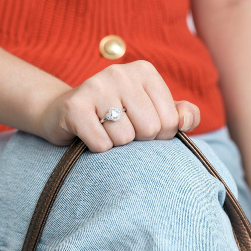 Bague solitaire en or blanc et diamants