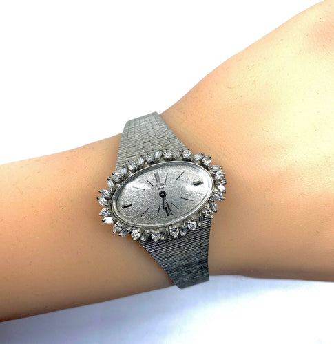 Montre Montre de dame en or blanc 18 carats en diamants ronds et baguettes. Signée PAILLARD PARIS 58 Facettes AB208