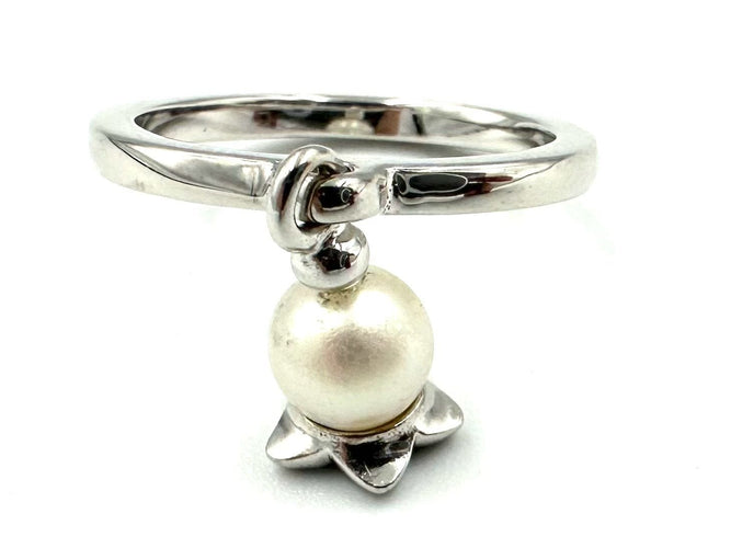 Bague 52 DIOR. Collection "Muguet", bague or blanc 18K et perle 58 Facettes