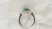 Bague 54 Bague en or blanc, émeraude et diamants 58 Facettes 32533
