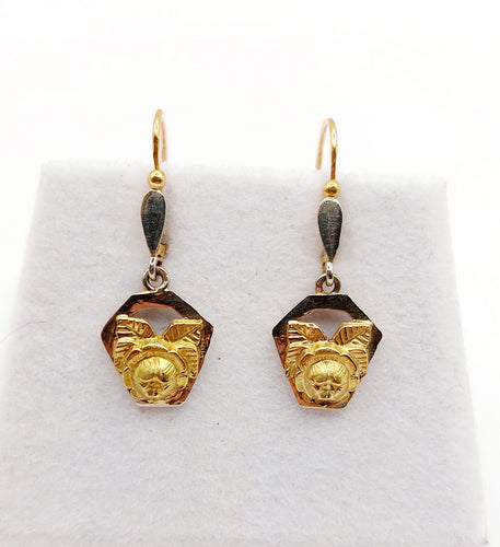 Boucles d'oreilles Dormeuses fleur finement ciselée en or 18k Art déco 58 Facettes A06469
