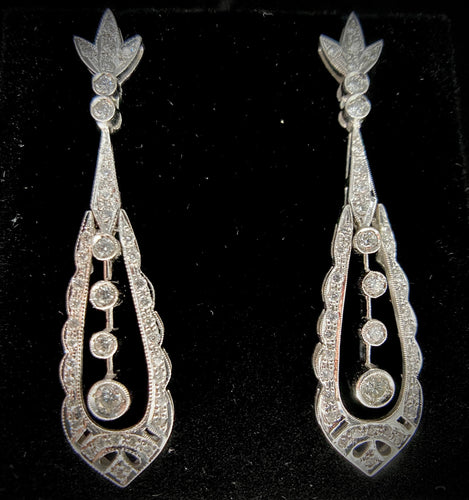 Boucles d'oreilles Paire de boucles d'oreilles pendante serties de brillants 58 Facettes