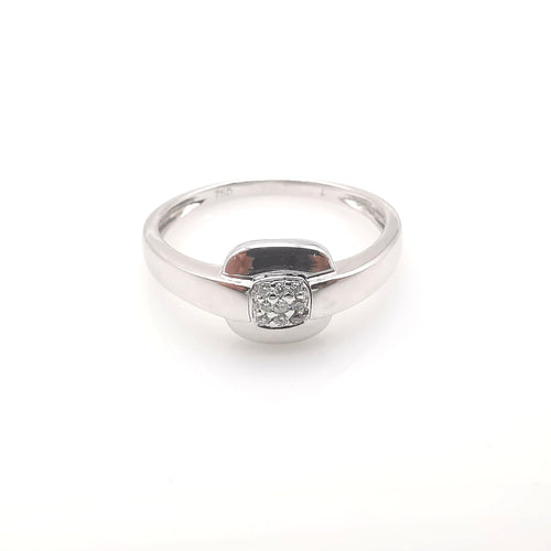 56 Bague en or blanc et diamants 58 Facettes