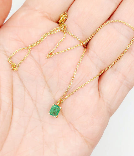 Collier Collier et pendentif vintage or jaune et émeraude en sertis griffes 58 Facettes A05509