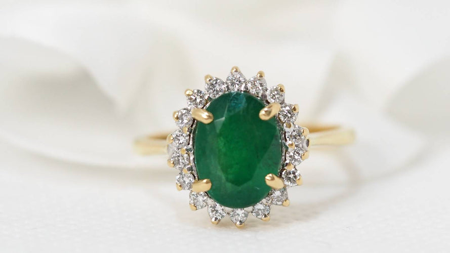 Bague 60 Bague marguerite en or jaune, émeraude ovale et diamants 58 Facettes 30768