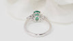 Bague 54 Bague en or blanc, émeraude et diamants 58 Facettes 32533