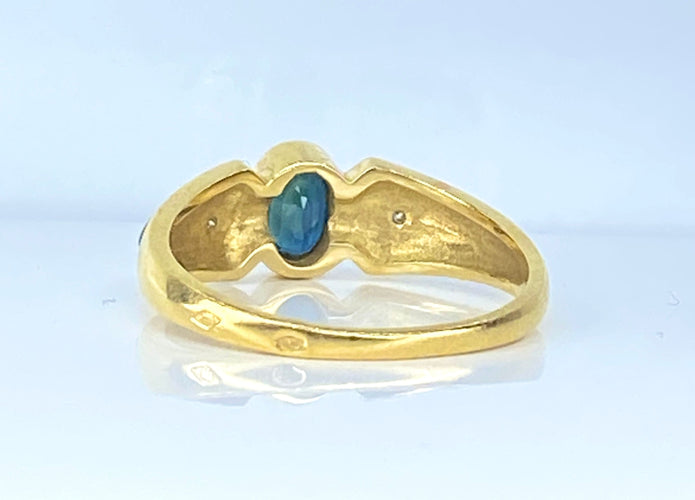 Bague saphir ovale et diamants en or jaune 18 carats et émail