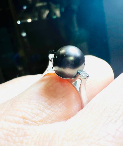 Bague 56 Bague en or sertie d'une perle de culture grise entourée de 2 diamants 58 Facettes 2920 A