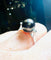 Bague 56 Bague en or sertie d'une perle de culture grise entourée de 2 diamants 58 Facettes 2920 A