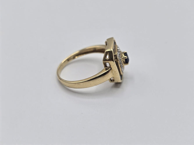 Bague 56 Bague OR Jaune 18k sertie d'un Saphir central, d’éclats de diamants et d'un contour de saphir baguettes 58 Facettes 1-0000448/2
