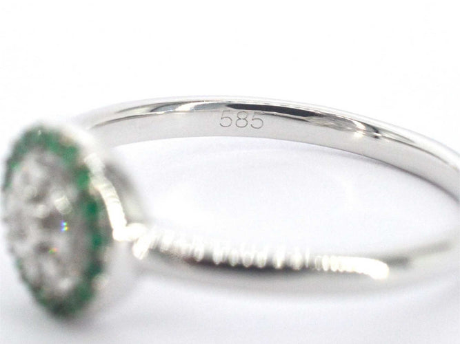 Bague 54 Bague en or blanc avec diamants et émeraudes 58 Facettes 2344