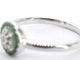 Bague 54 Bague en or blanc avec diamants et émeraudes 58 Facettes 2344