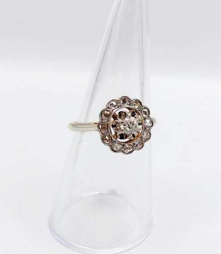 Bague 53.5 Bague marguerite circa 1910 en or 18k, platine et diamants 58 Facettes A06629