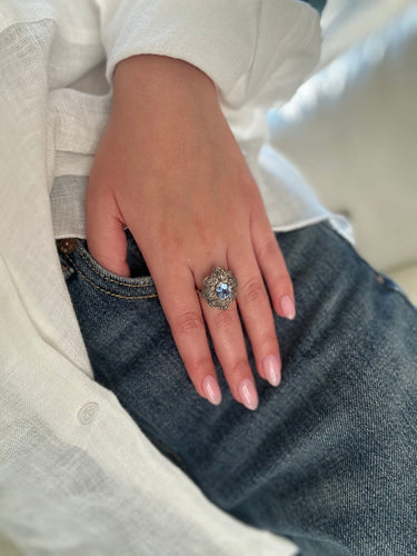 Bague 56 Bague - Or jaune argent, saphir et diamants. 58 Facettes 1055