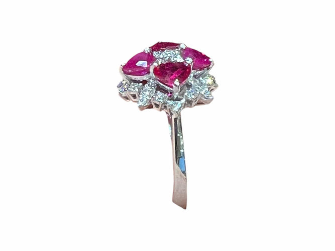 Bague 57 Bague en or blanc 4  rubis taillés en coeur  et pavage de diamants 58 Facettes 7825 A