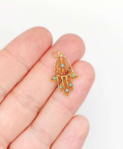 Pendentif Pendentif vintage or jaune Main de fatma orné de turquoises (circa 1950) 58 Facettes A04727