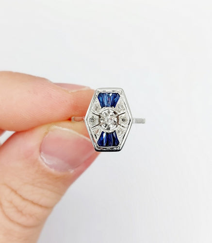 Bague 54 Bague marquise art deco or blanc 18k et platine ornée de diamants taille roses et de saphir calibrés dans une monture géométrique 58 Facettes A04970
