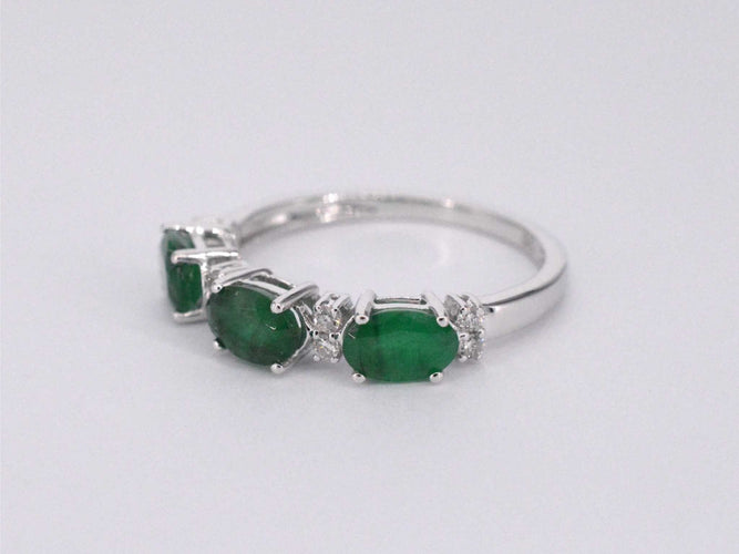 Bague Bague en or blanc avec diamants et émeraude 58 Facettes 2126