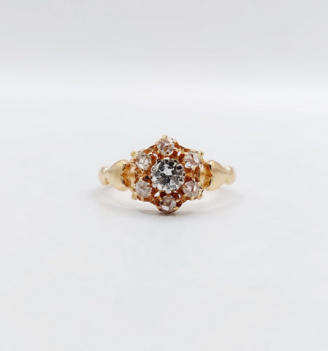 Bague marguerite antique or rose ornée d'un diamant entouré de diamant et épaulé de petits cœurs