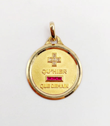 Pendentif Pendentif médaille d'amour AUGIS 23mm or 18k et rubis : "+ QU'HIER - QUE DEMAIN" 58 Facettes A06132