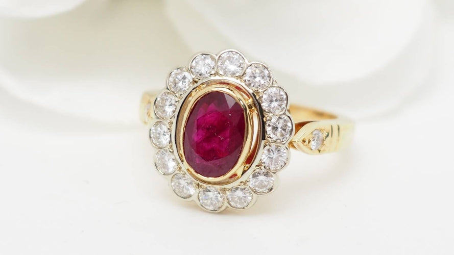 Bague 53 Bague entourage en or jaune, rubis et diamants 58 Facettes 32646