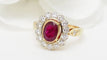 Bague 53 Bague entourage en or jaune, rubis et diamants 58 Facettes 32646
