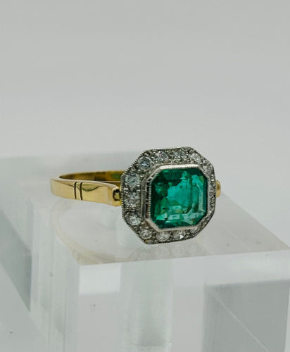 Bague Bague en or jaune et platine, ornée d'une émeraude centrale et d'un halo de diamants. Style Art déco. 58 Facettes 50243